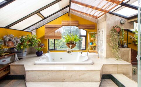 A bathroom full of plants that are thriving.